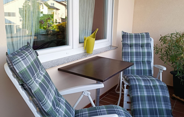 Zwei große Liegestühle mit Auflagen und ein kleiner Tisch | © Neckar-Zaber-Tourismus e.V.