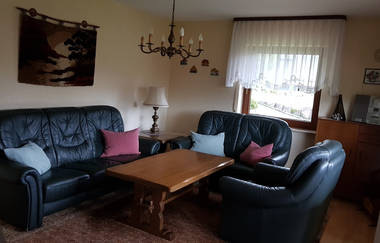 Wohnzimmer mit Sofa und Sesseln | © Touristikgemeinschaft Hohenlohe e. V. | Ferienwohnung Düll