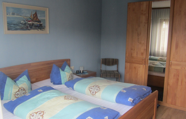 Doppelbett im Schlafzimmer | © Touristikgemeinschaft Hohenlohe e. V. |  Ferienwohnung Düll