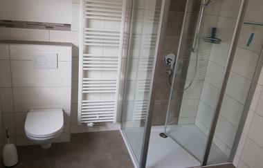 Badezimmer mit bodentiefer Dusche und WC | © Touristikgemeinschaft Hohenlohe e. V. | Ferienwohnung Düll