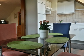 Die Küche mit Sitzbereich sind modern eingerichtet | © Touristikgemeinschaft Hohenlohe e. V. | Ferienwohnung Fehrenbach