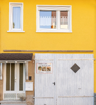 Außenansicht: gelbes Haus mit weißen Fenstern | © Neckar-Zaber-Tourismus e.V.