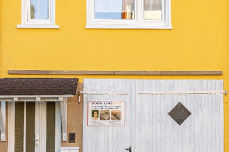 Außenansicht: gelbes Haus mit weißen Fenstern | © Neckar-Zaber-Tourismus e.V.