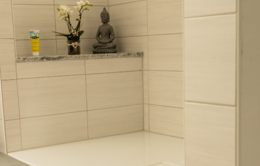 Badezimmer: beigefarbene Fließwände und ein roter Teppich | © Neckar-Zaber-Tourismus e.V.