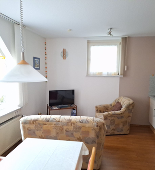 Küchenzeile und Wohnbereich in der Ferienwohnung | © Touristikgemeinschaft Hohenlohe e. V. | Ferienwohnung Gerigk