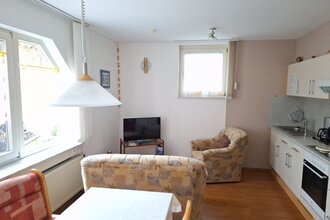 Küchenzeile und Wohnbereich in der Ferienwohnung | © Touristikgemeinschaft Hohenlohe e. V. | Ferienwohnung Gerigk