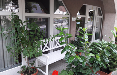 Überdachte Bank im Freien | © Touristikgemeinschaft Hohenlohe e. V. | Ferienwohnung Gerigk