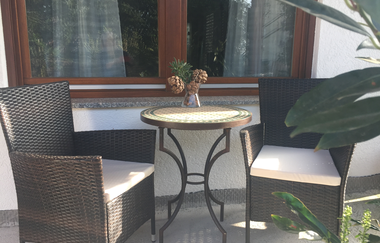 Freisitz der Ferienwohnung Götzfried in der Prinz-Karl-Straße | © Edith Götzfried