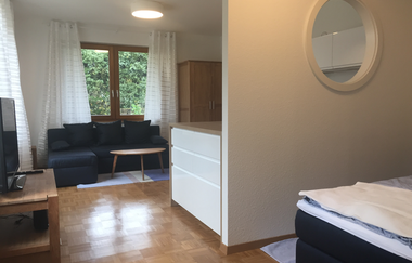 Blick vom Schlafraum ins Wohnzimmer der Ferienwohnung Götzfried E | © Edith Götzfried