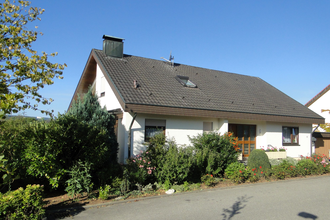 Außenansicht: weißes Gebäude mit dunkelbraunem Dach | © Neckar-Zaber-Tourismus e.V.