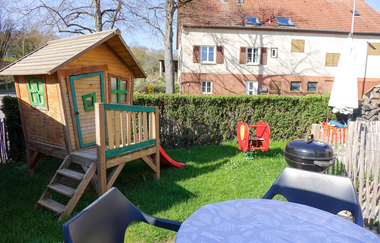 Garten mit kleinem Häuschen, Grill und einem runden Tisch mit zwei Stühlen | © Neckar-Zaber-Tourismus e.V.