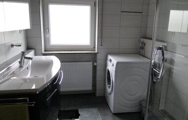Badezimmer mit Waschbecken und Waschmaschine | © Neckar-Zaber-Tourismus e.V.