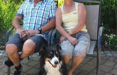 Familie Reiner mit Hund auf zwei Gartenstühlen | © Neckar-Zaber-Tourismus e.V.