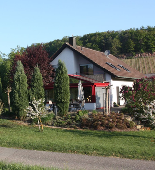 Außenansicht der Ferienwohnung, viele Bäume drum herum. | © Neckar-Zaber-Tourismus e.V.