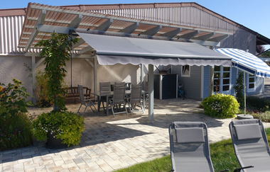 Terasse mit zwei grauen Liegen und einem Tisch mit mehreren Stühlen | © Neckar-Zaber-Tourismus e.V.