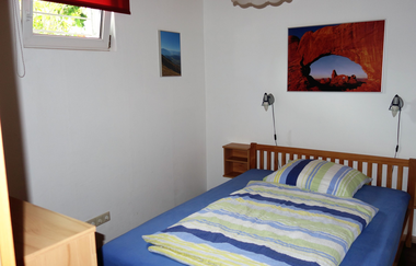 Zweites Schlafzimmer der Ferienwohnung Hipp in Brackenheim mit Doppelbett und Fenster | © Neckar-Zaber-Tourismus e.V.