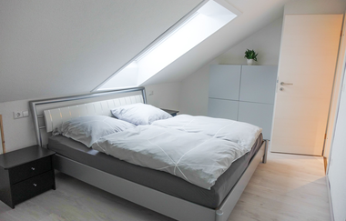 Doppelbett mit Nachttischschränken | © Neckar-Zaber-Tourismus e.V.