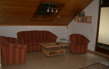 Wohnzimmer bestehend aus drei Sesseln (einer etwas größer) und einem kleinen Holztisch | © Neckar-Zaber-Tourismus e.V.