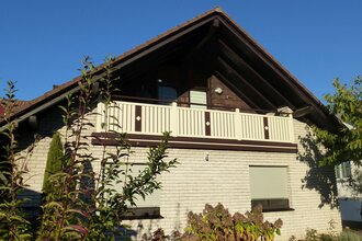 Außenansicht der Ferienwohnung. Beige und dunkelbraune Farben, dreieckiges Dach | © Neckar-Zaber-Tourismus e.V.