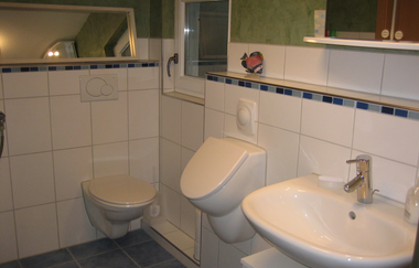 Badezimmer mit Toiletet, Pissoir und Waschbecken | © Neckar-Zaber-Tourismus e.V.