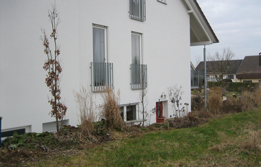 Außenansicht: weißes Gebäude mit roter Tür | © Neckar-Zaber-Tourismus e.V.