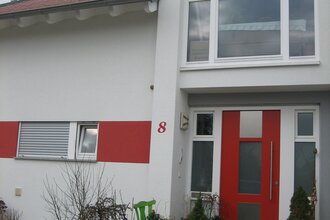 Außenansicht: weißes Haus mit roten Elementen | © Neckar-Zaber-Tourismus e.V.