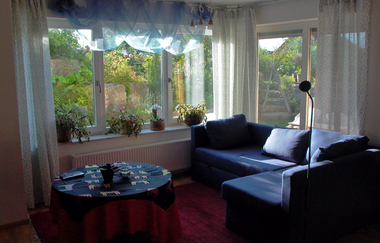 Wohnzimmer mit Couch und einem runden Tisch | © Neckar-Zaber-Tourismus e.V.