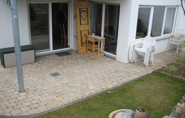 gepflasterte Terasse mit einem begrünten Bereich | © Neckar-Zaber-Tourismus e.V.