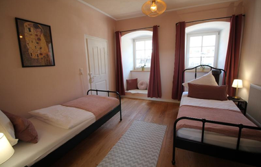 Ferienwohnung im Hofratshaus: Schlafzimmer mit zwei Einzelbetten | © Hohenlohe Schwäbisch Hall