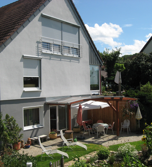 Die Außenansicht des Hauses mit überdachtem Sitzplatz | © Touristikgemeinschaft Hohenlohe e. V. | Ferienwohnung Jagstblick