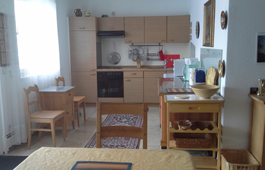 Die Küchenzeile umfasst einen Backofen, Mikrowelle und eine Spülmaschine. | © Touristikgemeinschaft Hohenlohe e. V.  | Ferienwohnung Jagstblick