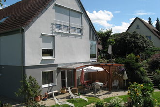 Die Außenansicht des Hauses mit überdachtem Sitzplatz | © Touristikgemeinschaft Hohenlohe e. V. | Ferienwohnung Jagstblick