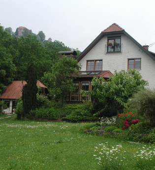 Ferienwohnung von außen mit Garten | © Touristikgemeinschaft Hohenlohe e. V.  | Ferienwohnung Kocherstetten