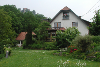 Ferienwohnung von außen mit Garten | © Touristikgemeinschaft Hohenlohe e. V.  | Ferienwohnung Kocherstetten