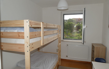 Zimmer mit Etagenbett und kleinem Tisch | © Hopf