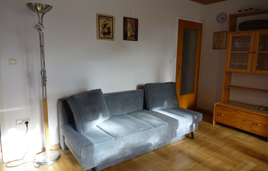 Wohnraum mit grauer Couch und großem Holzschrank | © Neckar-Zaber-Tourismus e.V.