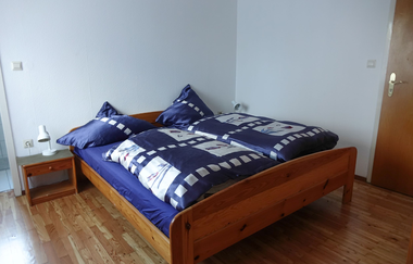 Schlafzimmer mit Doppelbett und jeweils einem Nachttischschränkchen | © Neckar-Zaber-Tourismus e.V.