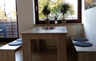 Tisch und zwei Bänke