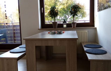 Tisch und zwei Bänke