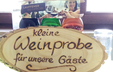 Holzschild: kleine Weinprobe für unsere Gäste