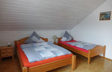 Zwei Betten mit jeweils einem Nachttischschränkchen | © Neckar-Zaber-Tourismus e.V.