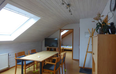 Esstisch mit vier Stühlen, ein Fernseher, Holzschrank mit Dekoration | © Neckar-Zaber-Tourismus e.V.