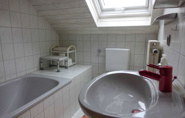 Badezimmer mit grauem Waschbecken und Badewanne. | © Neckar-Zaber-Tourismus e.V.