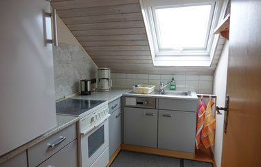 Küche mit grauen Schränken und weißem Ofen + Herdplatte und Spülbecken | © Neckar-Zaber-Tourismus e.V.