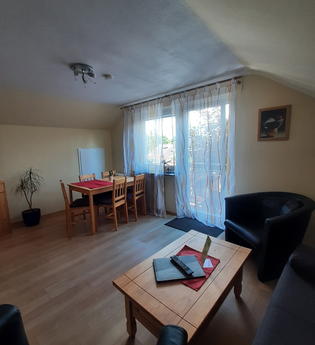 Wohnbereich mit Couch und Sitzgruppe | © Touristikgemeinschaft Hohenlohe e. V. | Ferienwohnung Schindler