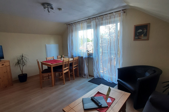 Wohnbereich mit Couch und Sitzgruppe | © Touristikgemeinschaft Hohenlohe e. V. | Ferienwohnung Schindler