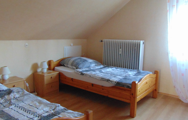 Ein Schlafzimmer mit zwei Einzelbetten | © Touristikgemeinschaft Hohenlohe e. V. | Ferienwohnung Schindler