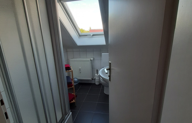 Badezimmer mit Dusche und WC und Tageslicht | © Touristikgemeinschaft Hohenlohe e. V. | Ferienwohnung Schindler