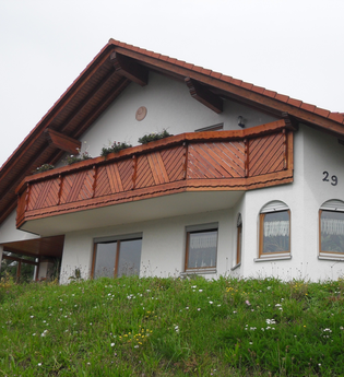 Das Haus von außen mit dem überdachten Balkon | © Touristikgemeinschaft Hohenlohe e. V. | Ferienwohnung Sonnenbergle