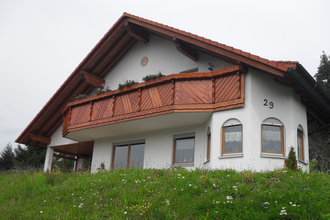 Das Haus von außen mit dem überdachten Balkon | © Touristikgemeinschaft Hohenlohe e. V. | Ferienwohnung Sonnenbergle